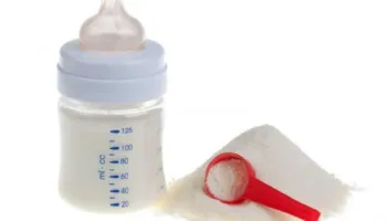 A është i nevojshëm qumështi pluhur para se bebeve t’u jepni qumësht lope? Ja çfarë thonë ekspertët