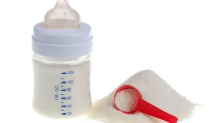 A është i nevojshëm qumështi pluhur para se bebeve t’u jepni qumësht lope? Ja çfarë thonë ekspertët