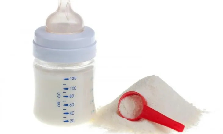 A është i nevojshëm qumështi pluhur para se bebeve t’u jepni qumësht lope? Ja çfarë thonë ekspertët