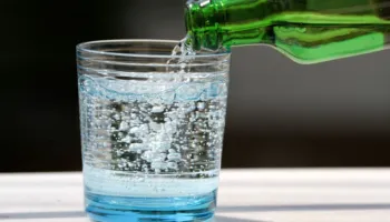 A është uji me gaz i dëmshëm apo i shëndetshëm për sistemin tretës? Ja çfarë duhet të dini