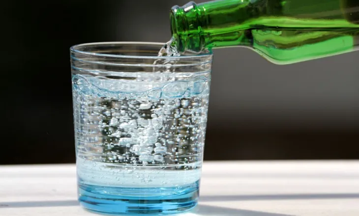 A është uji me gaz i dëmshëm apo i shëndetshëm për sistemin tretës? Ja çfarë duhet të dini