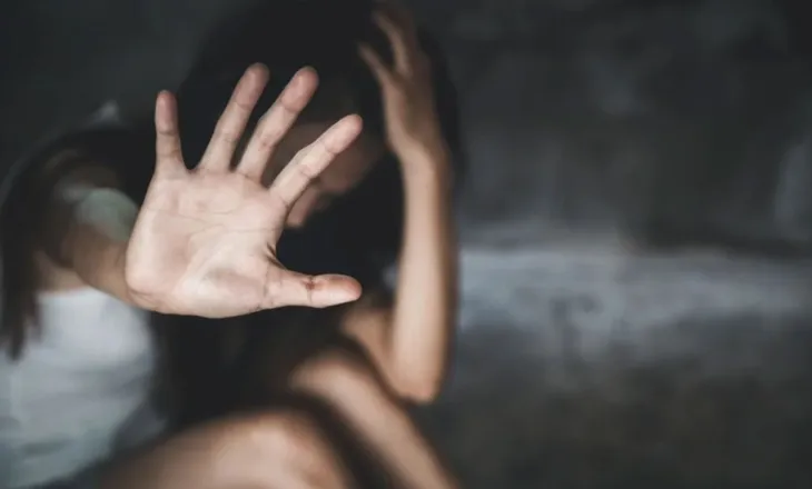Abuzoi seksualisht me vajzën e partneres, gjykata cakton ‘arrest me burg’ për njerkun
