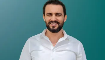 Adriatik Lapaj fton njerëzit në protestë: Të vrasim frikën, për t’u përballur me regjimin më hajdutesk në Evropë!