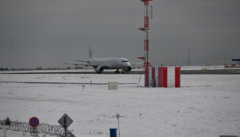Aeroportet e Vjenës dhe Budapestit mbyllen për shkak të ngricës, probleme edhe në Pragë