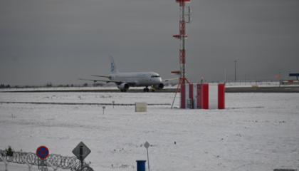 Aeroportet e Vjenës dhe Budapestit mbyllen për shkak të ngricës, probleme edhe në Pragë