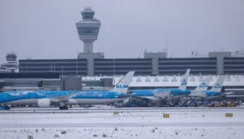 Aeroporti i Amsterdamit anulon të paktën 800 fluturime për shkak të dëborës dhe erës
