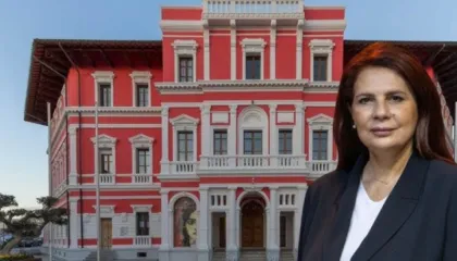 ‘Afat 30 ditë’ / Kryetarja rilindase e Vlorës tallet hapur me tregtarët pas protestave,i  lejon vetëm 1 muaj të punojnë…