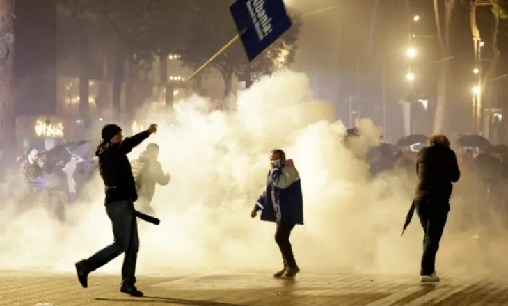 AFP i bën jehonë protestës së PD: Shpërthejnë trazirat në protestën kundër qeverisë në Tiranë