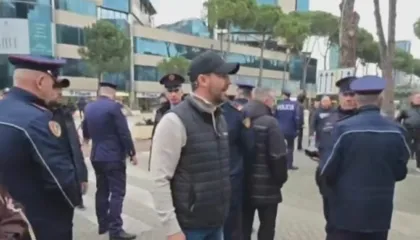 ‘Ajo ua fut juve’, Lapaj me tone të ashpra ndaj policisë pas heqjes së çadrave: Ju doni Belinda hajduten