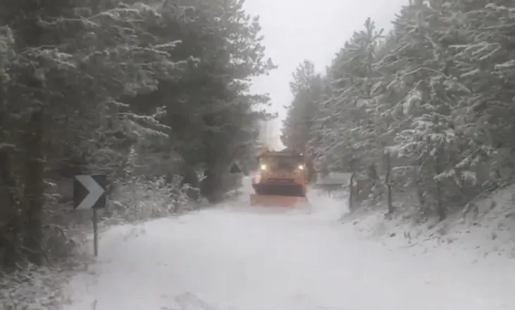 Akset në Qafë Thore, Vermosh dhe Theth përfshihen nga bora. Policia: Përdorni goma dimërore e zinxhirë