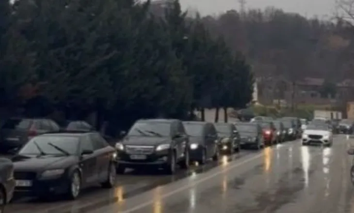 Aksi Cërrik-Elbasan nuk gjen qetësi, radhë kilometrike automjetesh