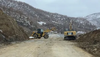 Aksi i mbuluar nga balta e inertet/ Rruga Qukës-Qafë Plloçë i rikthehet normalitetit, ja kur nis qarkullimi