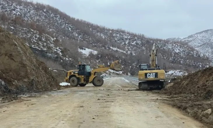 Aksi i mbuluar nga balta e inertet/ Rruga Qukës-Qafë Plloçë i rikthehet normalitetit, ja kur nis qarkullimi