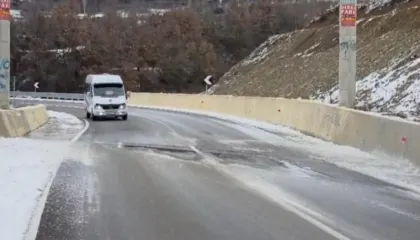 Aksi rrugor Peshkopi-Maqellarë, nën ‘pushtetin’ e ngricave, drejtuesit të ecin me kujdes