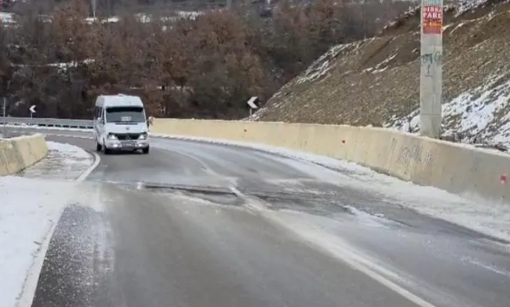 Aksi rrugor Peshkopi-Maqellarë, nën ‘pushtetin’ e ngricave, drejtuesit të ecin me kujdes