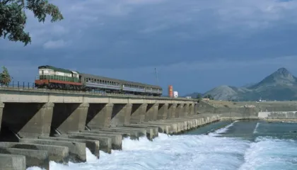 Aksident i frikshëm/ Makina del nga rruga dhe bie nga ura e Spatharit