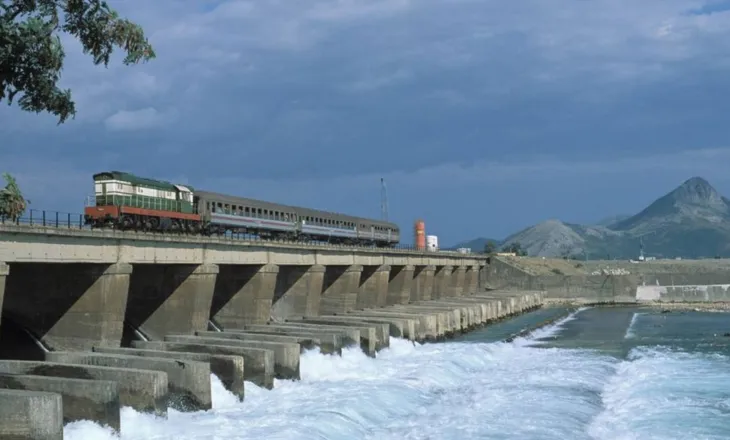 Aksident i frikshëm/ Makina del nga rruga dhe bie nga ura e Spatharit