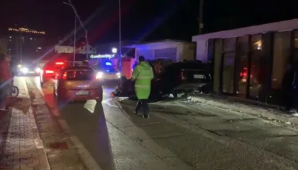 Aksident i frikshëm në aksin Lezhë–Ishull Lezhë, makina përmbyset pas përplasjes me shtyllën e ndriçimit