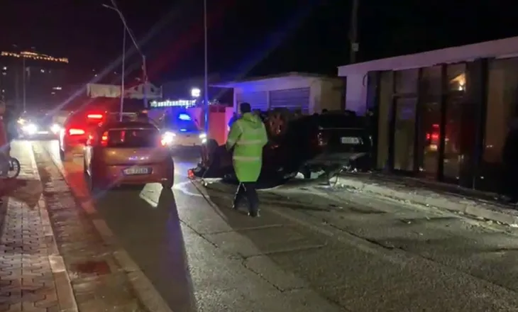 Aksident i frikshëm në aksin Lezhë–Ishull Lezhë, makina përmbyset pas përplasjes me shtyllën e ndriçimit