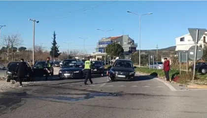 Aksident i rëndë/ “Benz”-i me shpejtësi përplaset ‘kokë më kokë’ me veturën (Detaje)