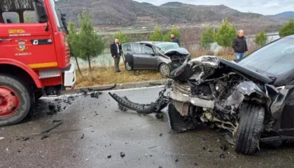 Aksident i rëndë në aksin Gjirokastër-Tepelenë/ 3 të vdekur nga përplasja e dy automjeteve