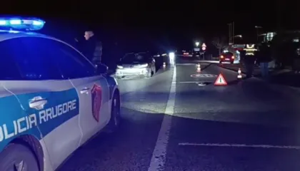 Aksident i rëndë në aksin Lushnjë-Berat, makina përplas për vdekje këmbësorin