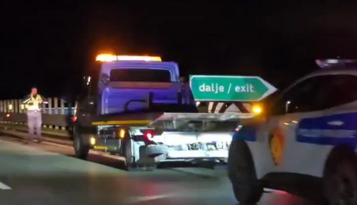 Aksident i rëndë në Novoselë, shoferi humbet kontrollin dhe përplaset me bordurën e rrugës