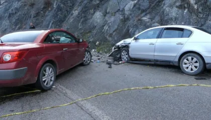 Aksident i rëndë në vend/ Dy makina përplasen “kokë më kokë, tre të plagosur, ja si paraqitet gjendja e tyre