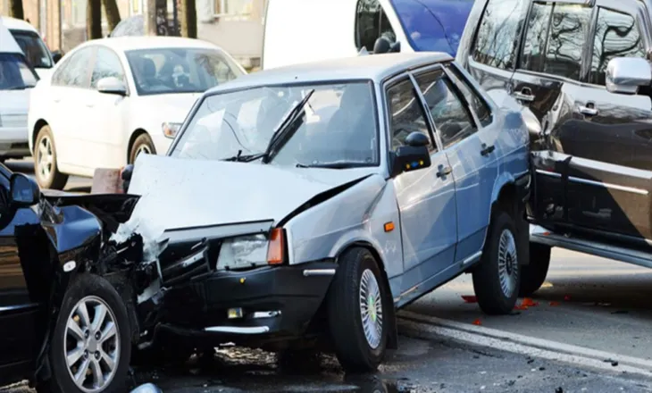 Aksident i shumëfishtë në Vlorë! Përplasen 6 automjete, nuk ka të lënduar