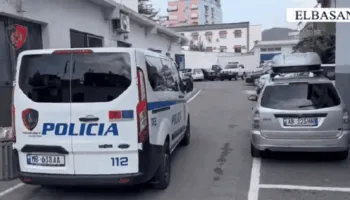 Aksident me vdekje në Elbasan! Shoferi i dehur përplaset me pemën, humb jetën pasagjeri 21-vjeçar