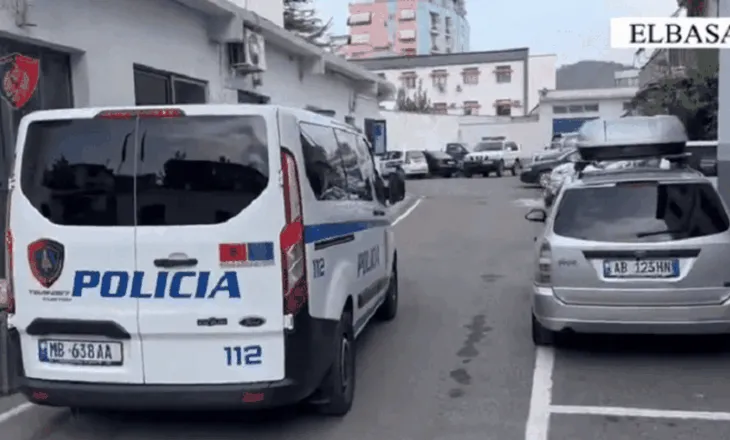 Aksident me vdekje në Elbasan! Shoferi i dehur përplaset me pemën, humb jetën pasagjeri 21-vjeçar