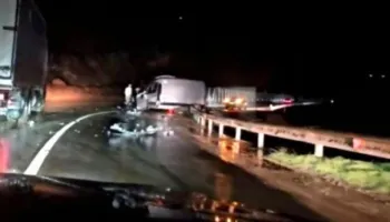 Aksident në aksin Librazhd-Prrenjas, furgoni përplaset me barrierat e rrugës