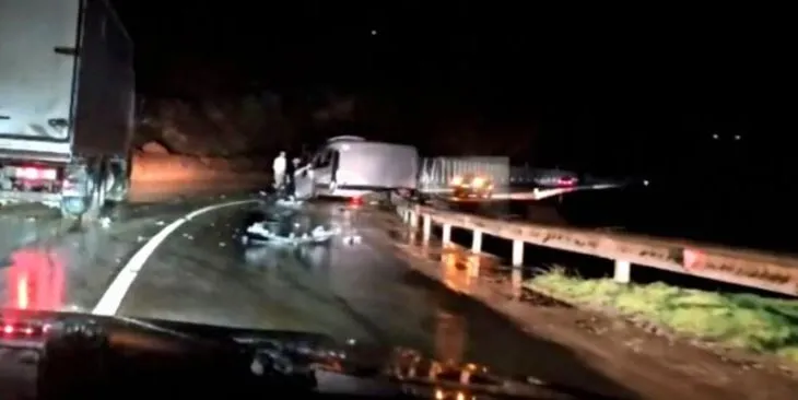 Aksident në aksin Librazhd-Prrenjas, furgoni përplaset me barrierat e rrugës