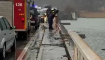 Aksident në aksin Mjedë-Shkodër, makina humbet kontrollin dhe përfundon në lumë (VIDEO)