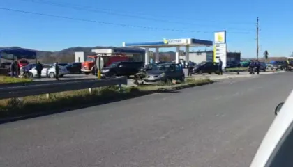 Aksident në Aksin Peqin–Rrogozhinë, përplasen dy automjete, plagosen rëndë tre persona