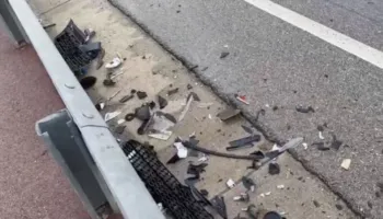 Aksident në aksin Ura e Leklit–Këlcyrë, shoferi humbet kontrollin, makina përplaset me pemën