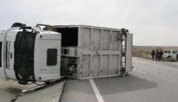 Aksident në autostradën Durrës-Tiranë! Përmbyset kamioni, bllokohet qarkullimi