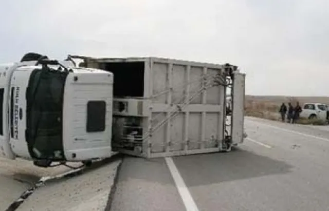 Aksident në autostradën Durrës-Tiranë! Përmbyset kamioni, bllokohet qarkullimi