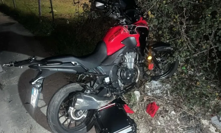 Aksident në Durrës, drejtuesi i motorit humb kontrollin dhe rrëzohet (DETAJE)