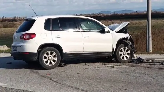Aksident në Fier-Lushnje/ Përplasen dy makina, një person përfundon në spital