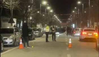 Aksident në Kavajë, automjeti përmbyset pas përplasjes me një mjet të parkuar