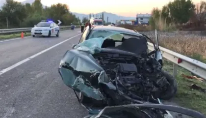 Aksident në Laç, dyshohet se shoferi ishte i dehur/ Plagosen tre të rinj, dërgohen te Trauma