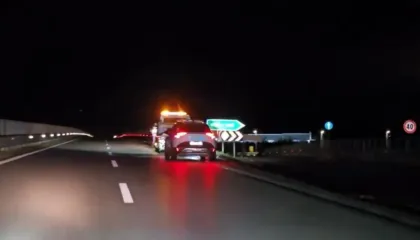 Aksident në orët e para të mëngjesit në Novoselë, shoferi humb kontrollin e mjetit dhe përplaset me bordurën anësore të rrugës