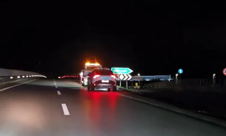 Aksident në orët e para të mëngjesit në Novoselë, shoferi humb kontrollin e mjetit dhe përplaset me bordurën anësore të rrugës