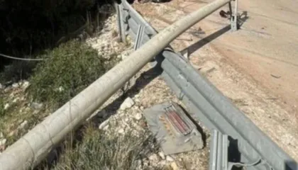 Aksident në Palasë, dy kamionë dalin nga rruga, plagosen tre persona