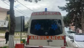 Aksident në rrugën e Arbrit/ Makina përplaset me murin mbrojtës, plagoset 45-vjeçarja