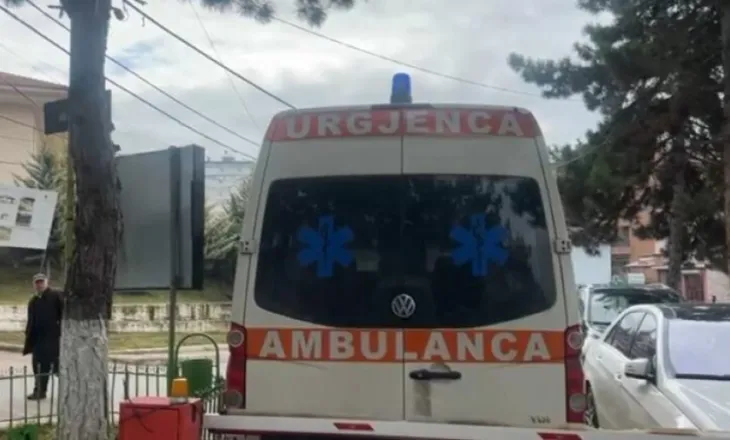 Aksident në rrugën e Arbrit/ Makina përplaset me murin mbrojtës, plagoset 45-vjeçarja