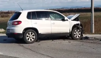 Aksident në rrugën Fier-Lushnjë, fuoristrada përplas “Audi”-n, një person përfundon në spital!