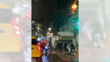 Aksident në rrugën “Siri Kodra” në Tiranë, qytetari përplaset te vijat e bardha