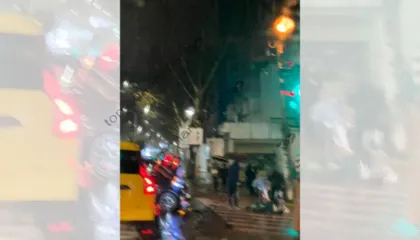 Aksident në rrugën “Siri Kodra” në Tiranë, qytetari përplaset te vijat e bardha